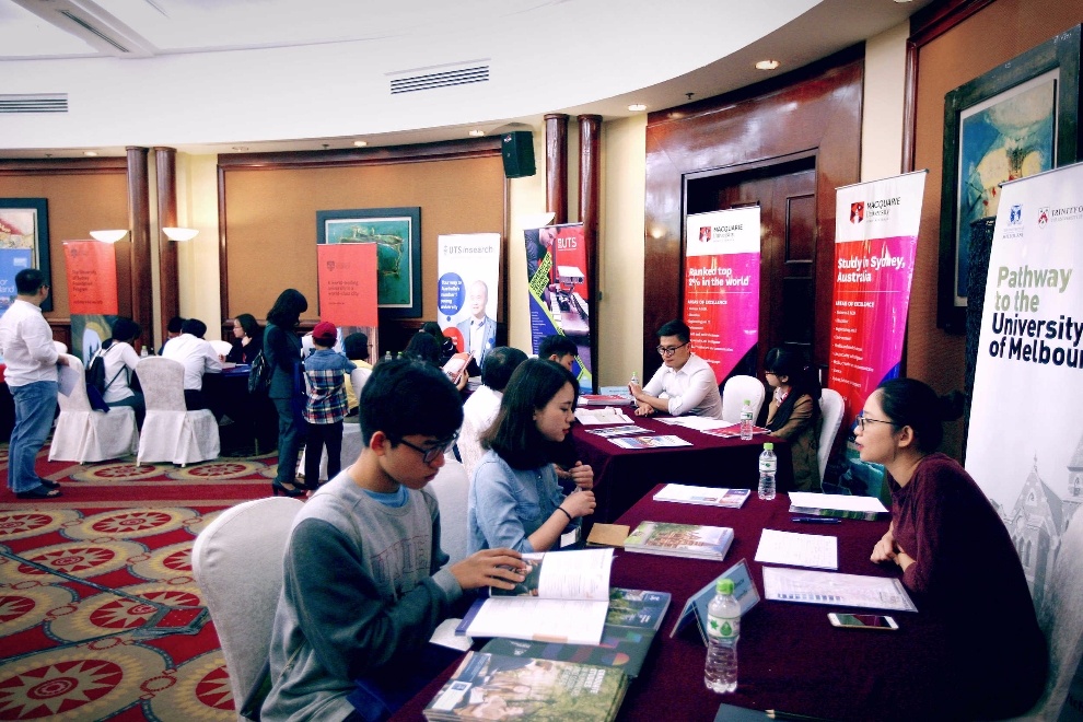 San hoc bong 10-100% tai trien lam du hoc toan cau hinh anh