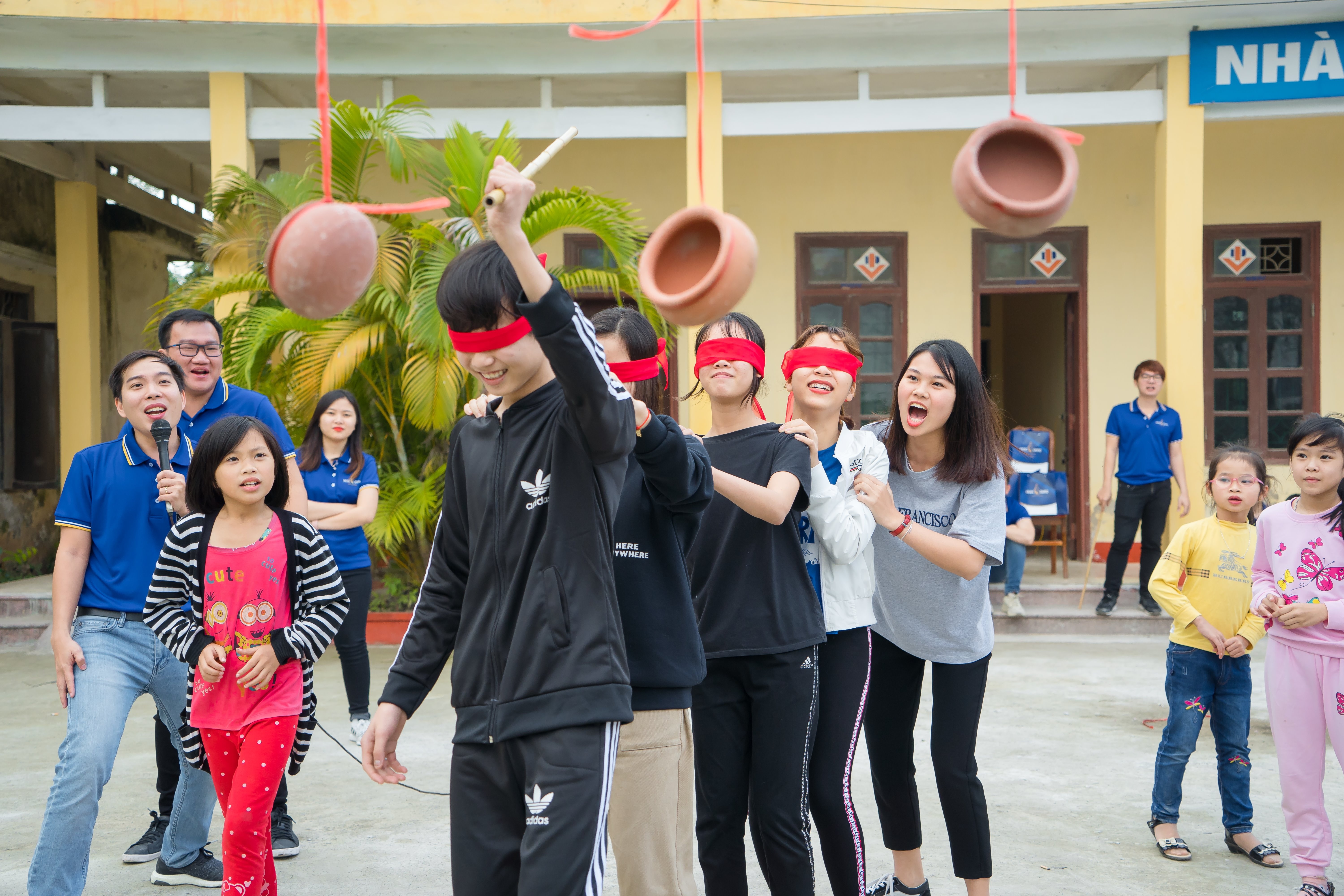 TMV Ngoc Dung tang qua tre em mo coi tai Trung tam xa hoi Ha Nam hinh anh