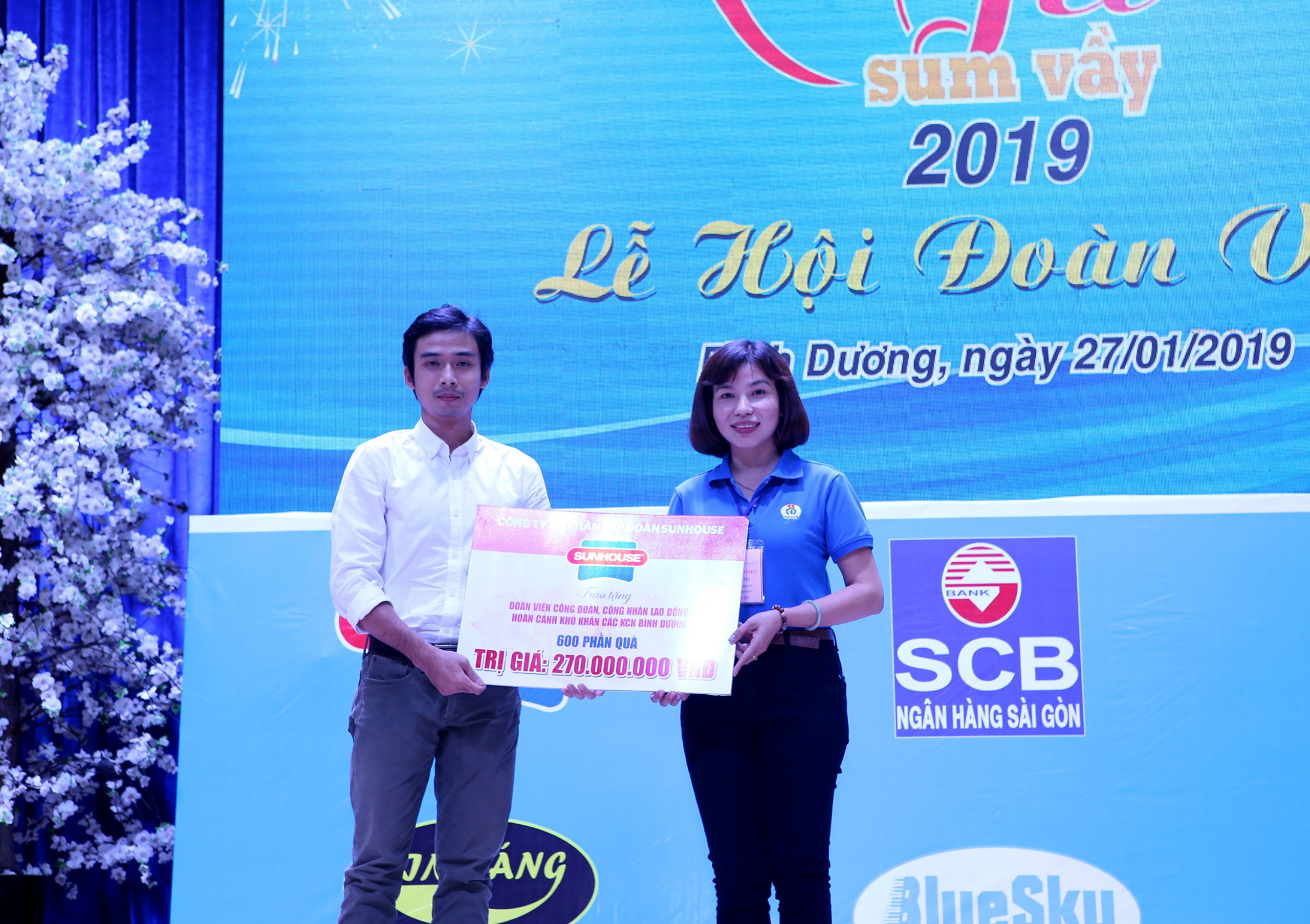 Sunhouse trao qua Tet cho nguoi lao dong xa nha tai Binh Duong hinh anh