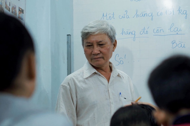 ‘Ong tien’ ban dat mo lop hoc 0 dong cho 100 tre em ngheo giua Sai Gon hinh anh