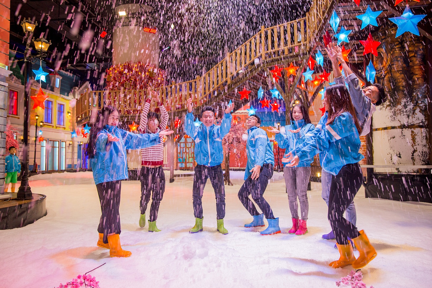 Ngam tuyet roi, don Tet may man tai Snow Town hinh anh