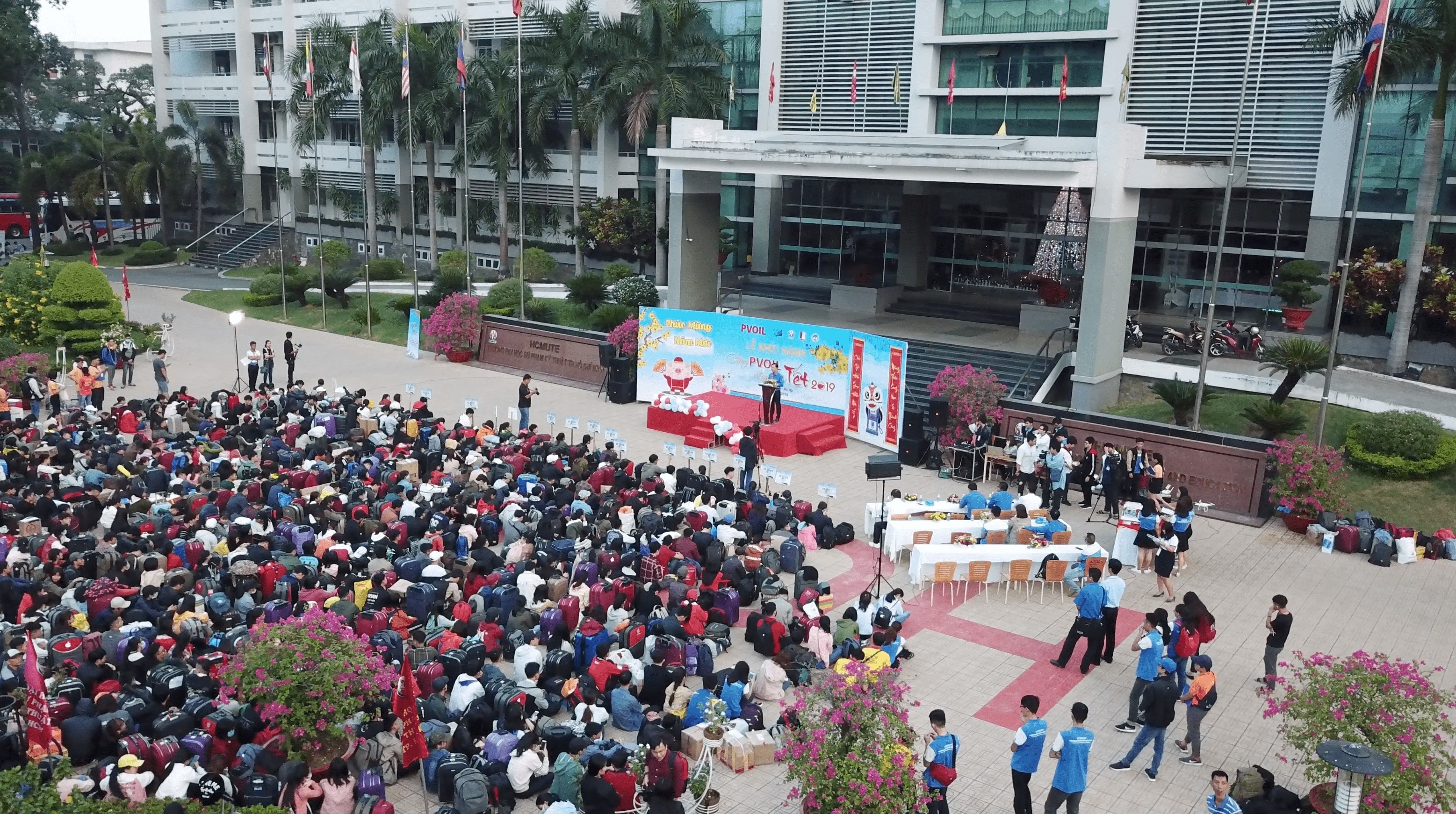 Hon 1.300 sinh vien tham gia chuong trinh 'Cung PV Oil ve que don Tet' hinh anh