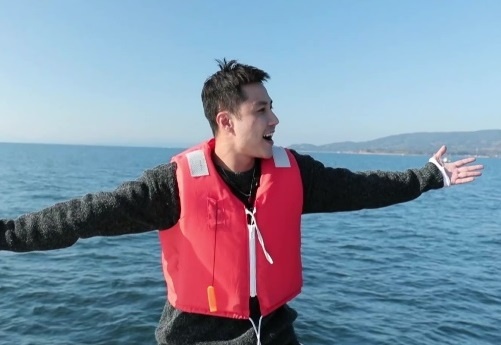 Theo chan Thanh Son sang check-in dinh nui lua, chieu ngam ca heo hinh anh