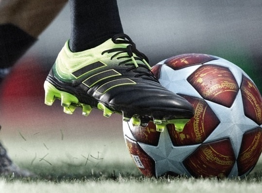 Mau giay adidas duoc sao bong da yeu thich chinh thuc den Viet Nam hinh anh