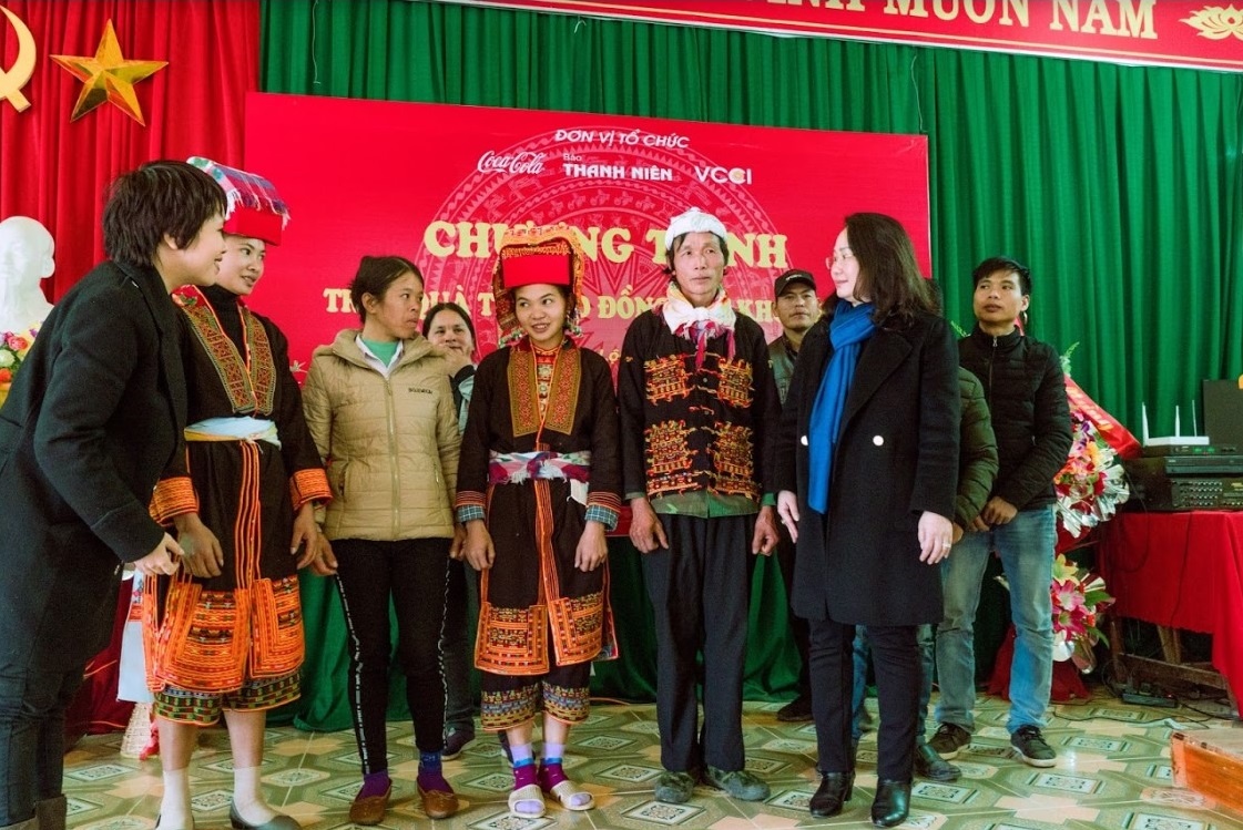 Trao hon 400 trieu dong qua Tet cho ba con huyen Loc Binh, Lang Son hinh anh