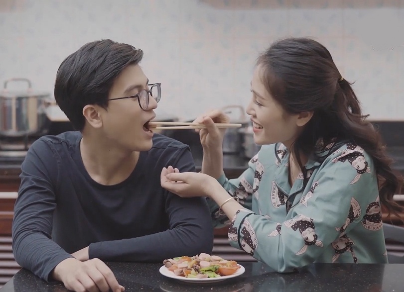 Bi kip don Tet vui va nhan tenh cho gia dinh tre hinh anh