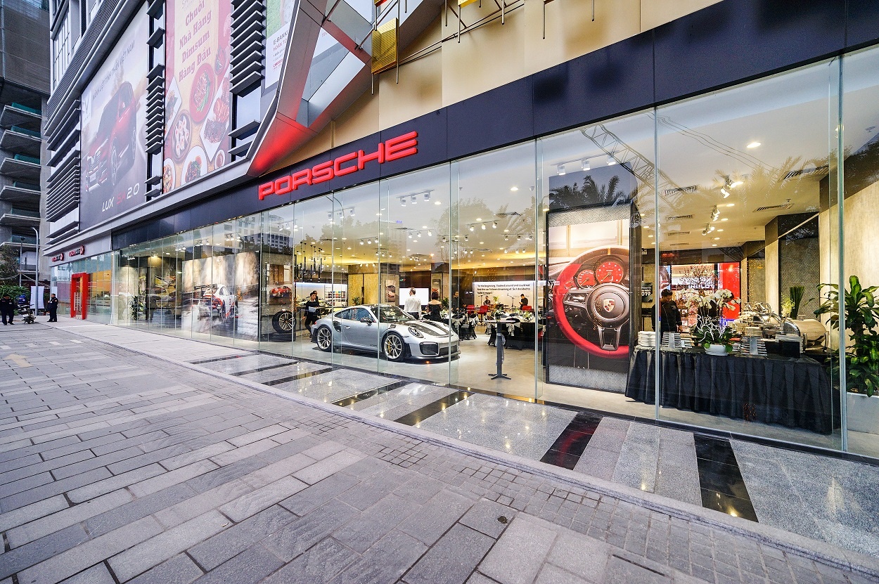 Khong gian trung bay Porsche danh cho nguoi yeu xe tai Ha Noi hinh anh