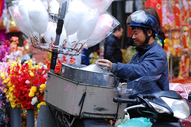 Xuong pho ma xem, Tet da ngap tran nhung con duong Ha Noi, Sai Gon hinh anh