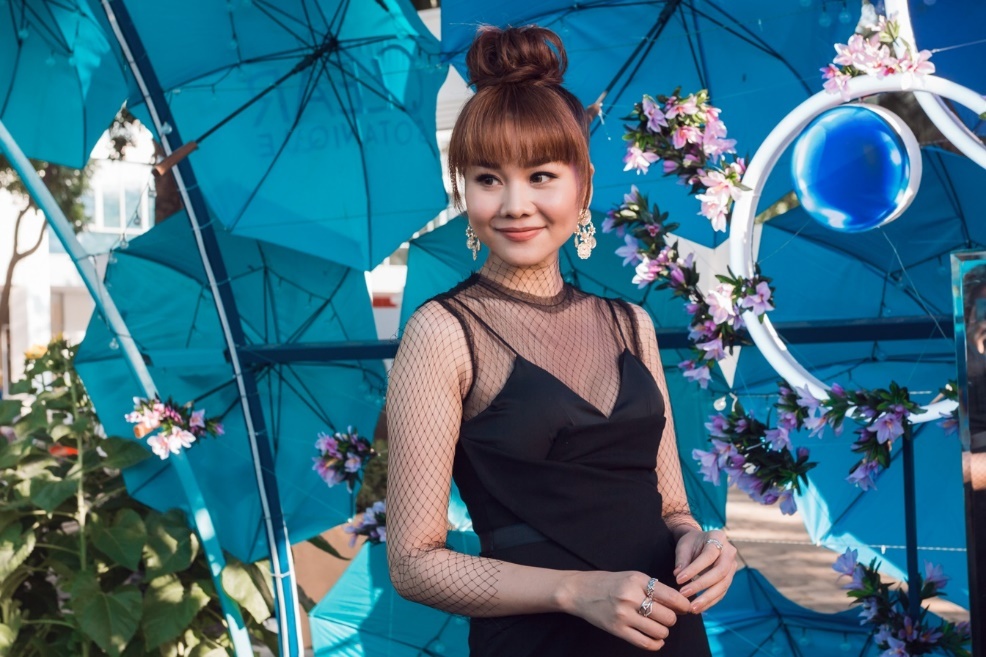 Thanh Hang dien dam den quyen ru dao duong hoa ngay cuoi nam hinh anh