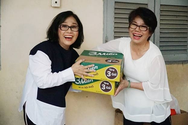 Nghe si Tai Linh ve nuoc lam tu thien sau hon 16 nam dinh cu tai My hinh anh