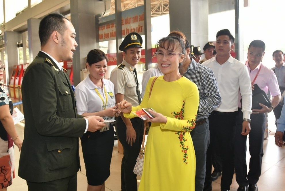 Hanh khach don giao thua tren cao, CEO Vietjet chuc Tet tai san bay hinh anh