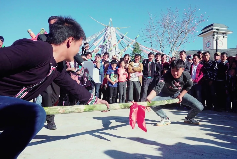 Du khach no nuc len Fansipan tray hoi khen hoa, chiem bai xa loi Phat hinh anh