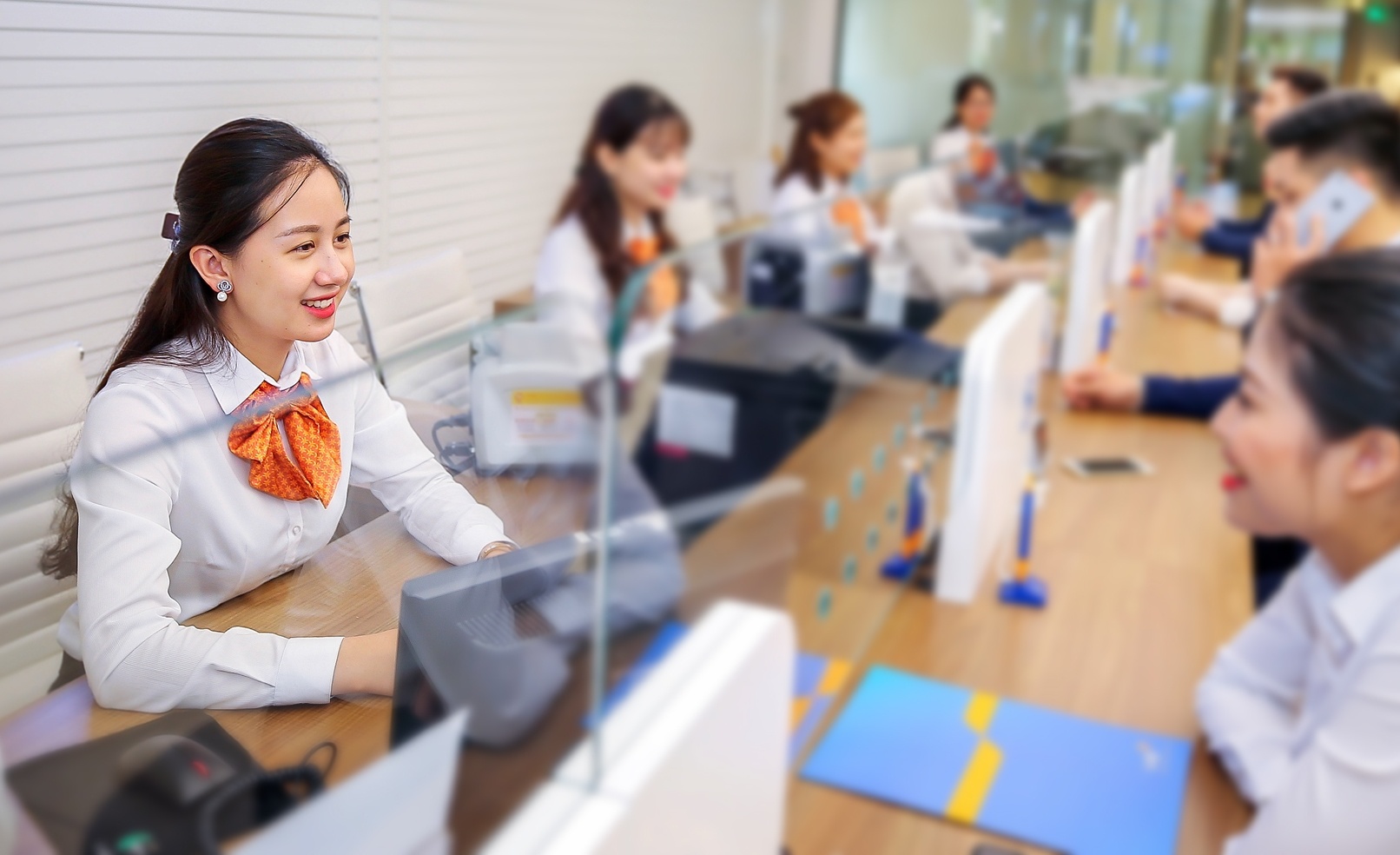 Thu nhap tu 7 trieu dong nen dung the tin dung nao? hinh anh