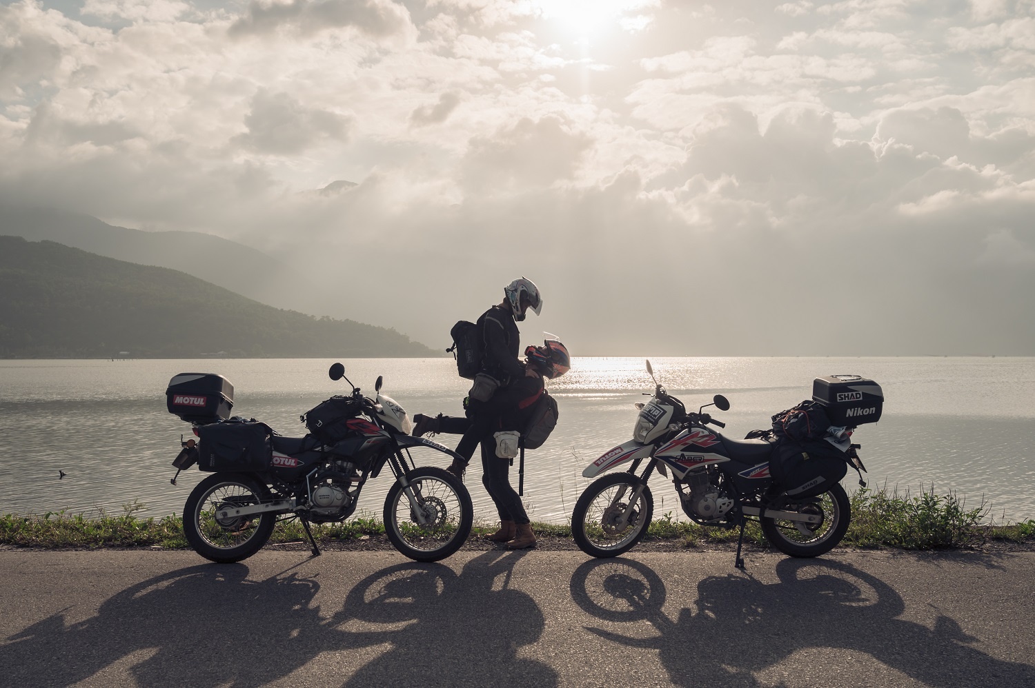 Doi tre xu Dai phuot xuyen Viet don le tinh nhan hinh anh