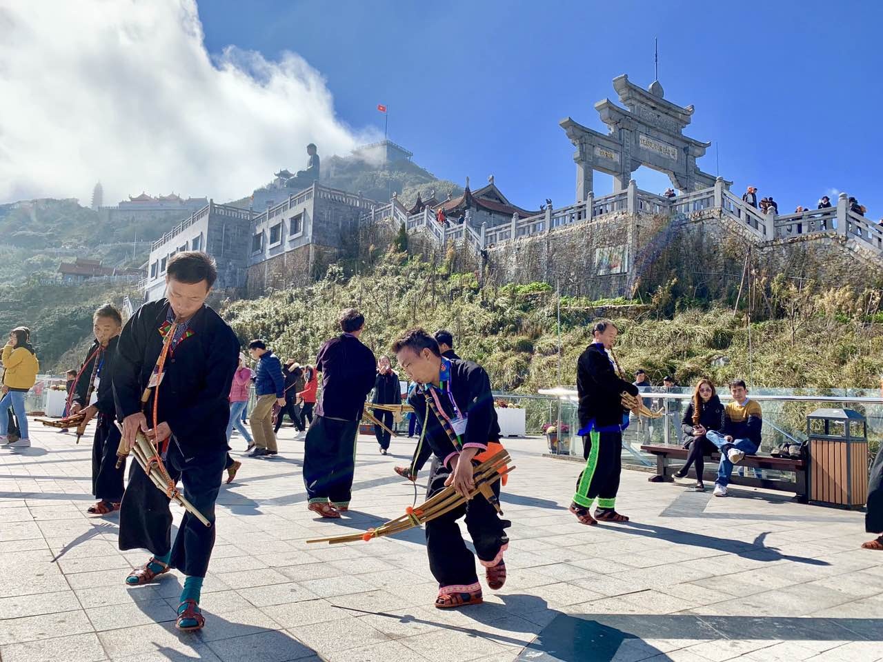 Hoa minh vao khong khi le hoi Tay Bac tung bung tren dinh Fansipan hinh anh