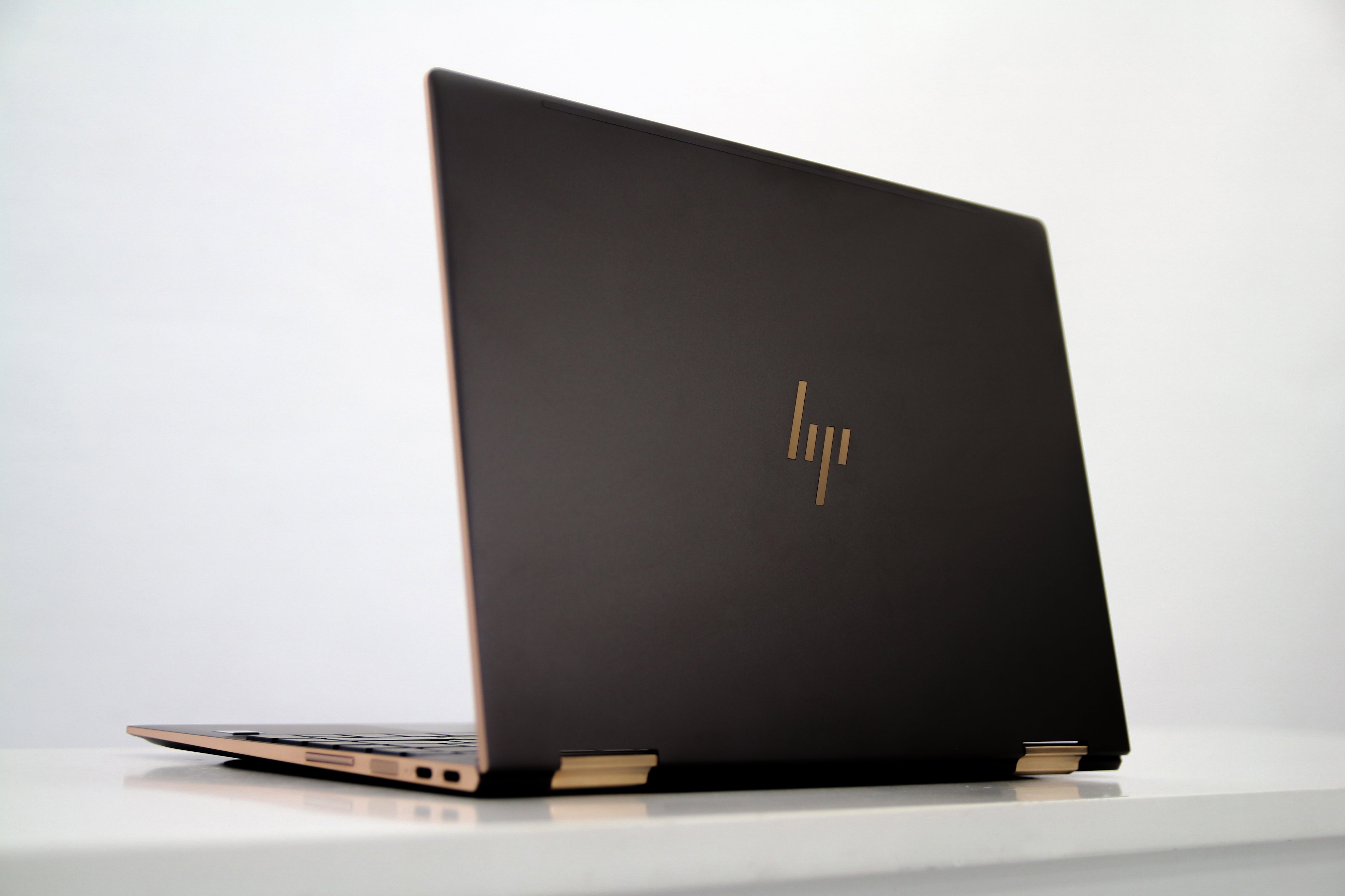Laptop HP Spectre x360 mong nhe, bao mat tot, phu hop voi doanh nhan hinh anh