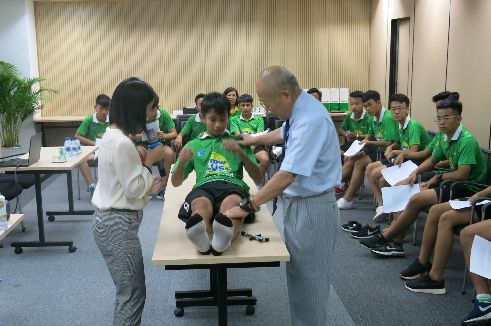 Bac si Nhat huong dan tri lieu chan thuong cho hoc vien NutiFood hinh anh