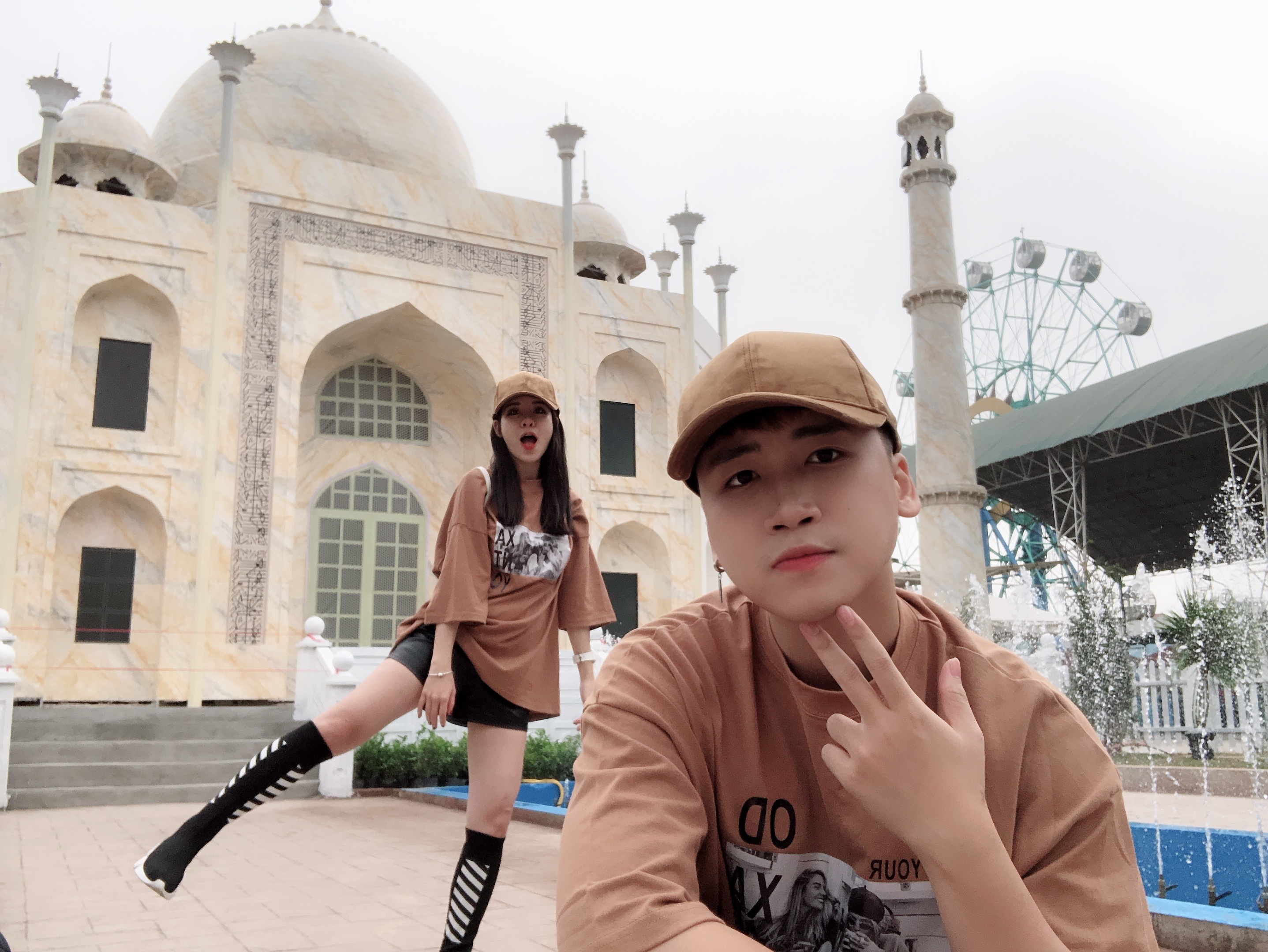 Vo chong Huy Cung nhi nhanh tao dang ben cac ky quan the gioi hinh anh