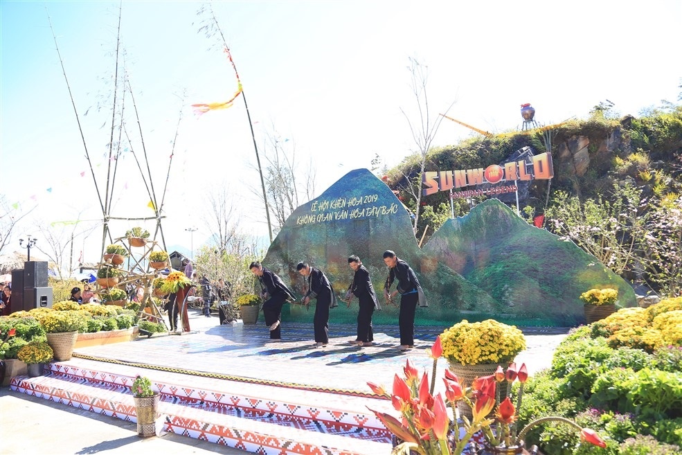 Den Fansipan tray hoi xuan, xem mua khen hinh anh