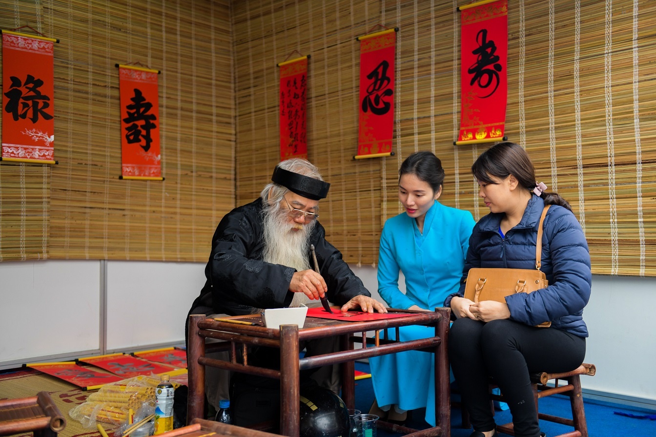 Nguoi dan thu do thich thu nan to he, xin chu tai le hoi dau xuan hinh anh