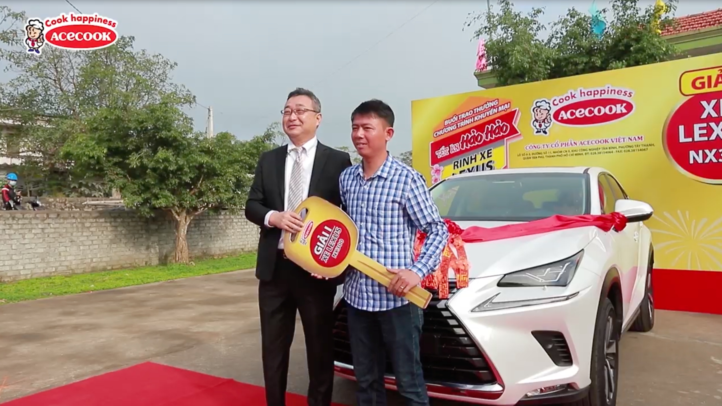 Video - Buoi trao thuong cho chu nhan dau tien cua xe Lexus NX300 hinh anh