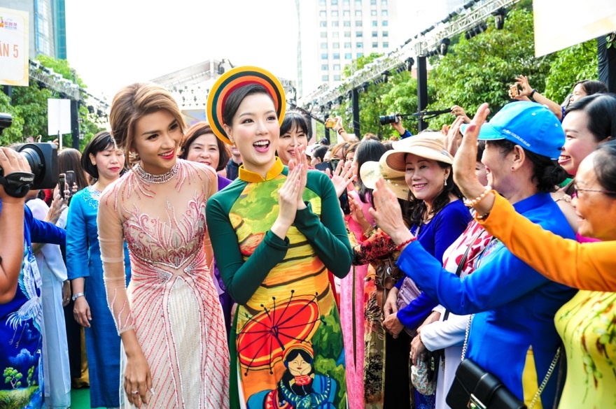 Hang nghin nguoi mac ao dai tren pho di bo, truyen tai thong diep xanh hinh anh