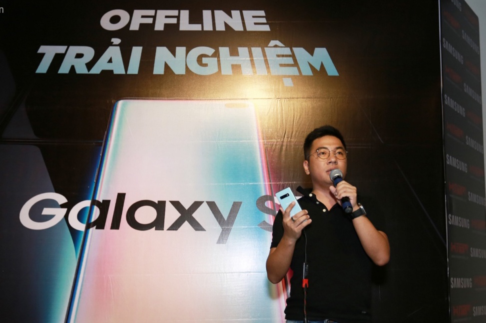 200 don dat hang Samsung Galaxy S10 tai buoi offline cua HNam Mobile hinh anh