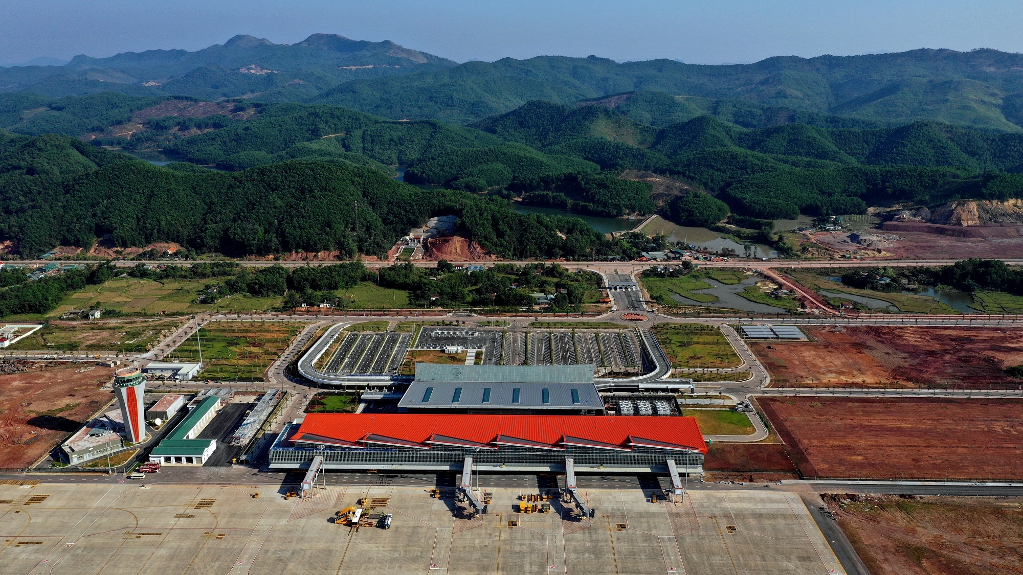 Cang HKQT Van Don mo 'canh cua' thi truong quoc te hinh anh