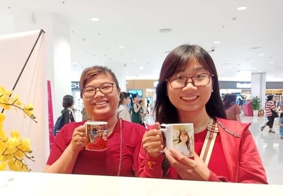 Sense City Pham Van Dong cu 'soai ca' tang hoa cho khach nu ngay 8/3 hinh anh