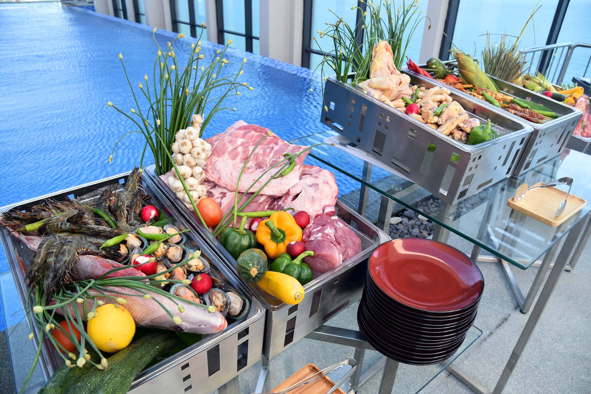 Thuong thuc tiec BBQ va le hoi soi dong tai Da Nang dip dau nam hinh anh