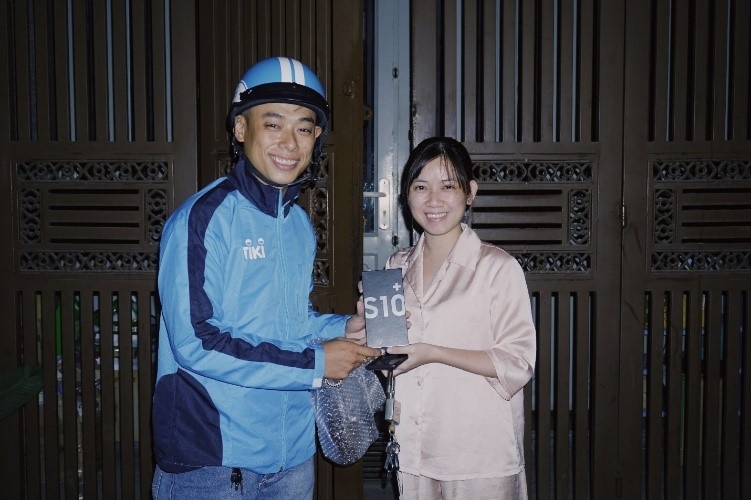 Nhung khach hang dau tien nhan Galaxy S10 ngay tai nha hinh anh