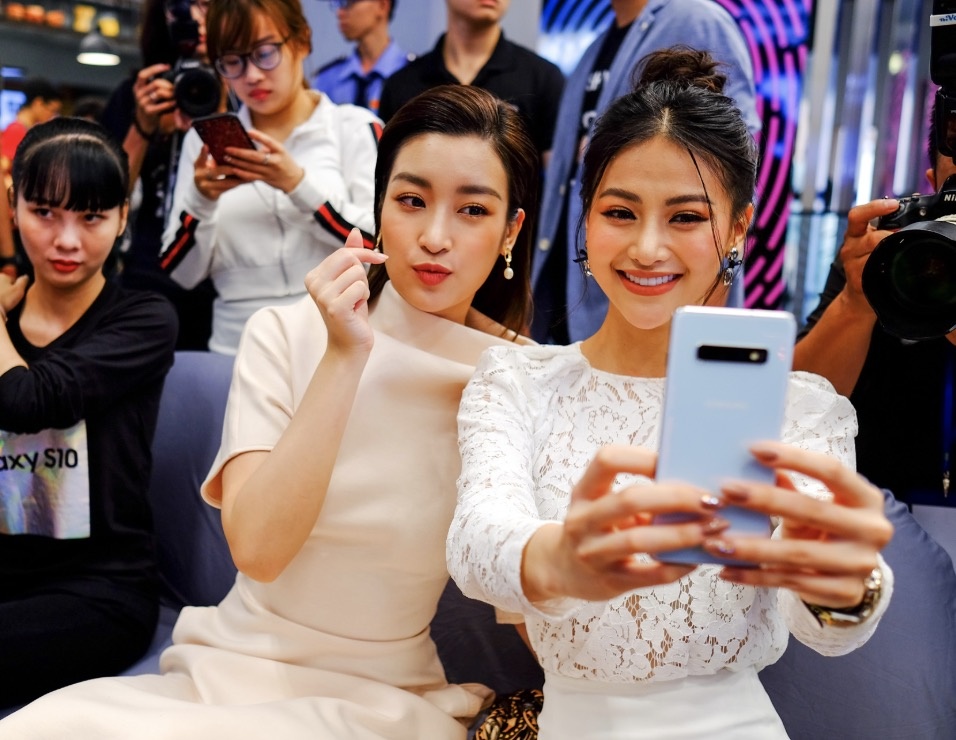 Hang tram SamFan xep hang trong ngay Galaxy S10+ lap ky luc o VN hinh anh