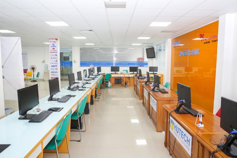 Sinh vien Hutech hoc duoc gi tai ngan hang nam ngay trong truong? hinh anh
