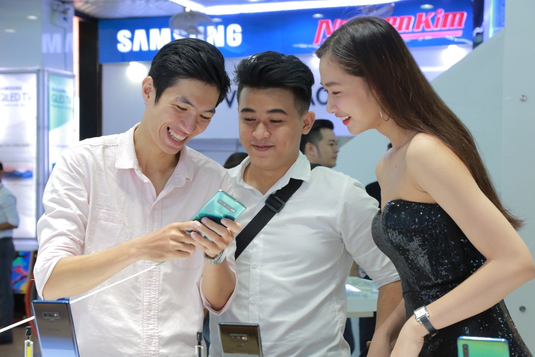 Luong may Galaxy S10, S10+ ban ra du kien cao gap doi ban tien nhiem hinh anh