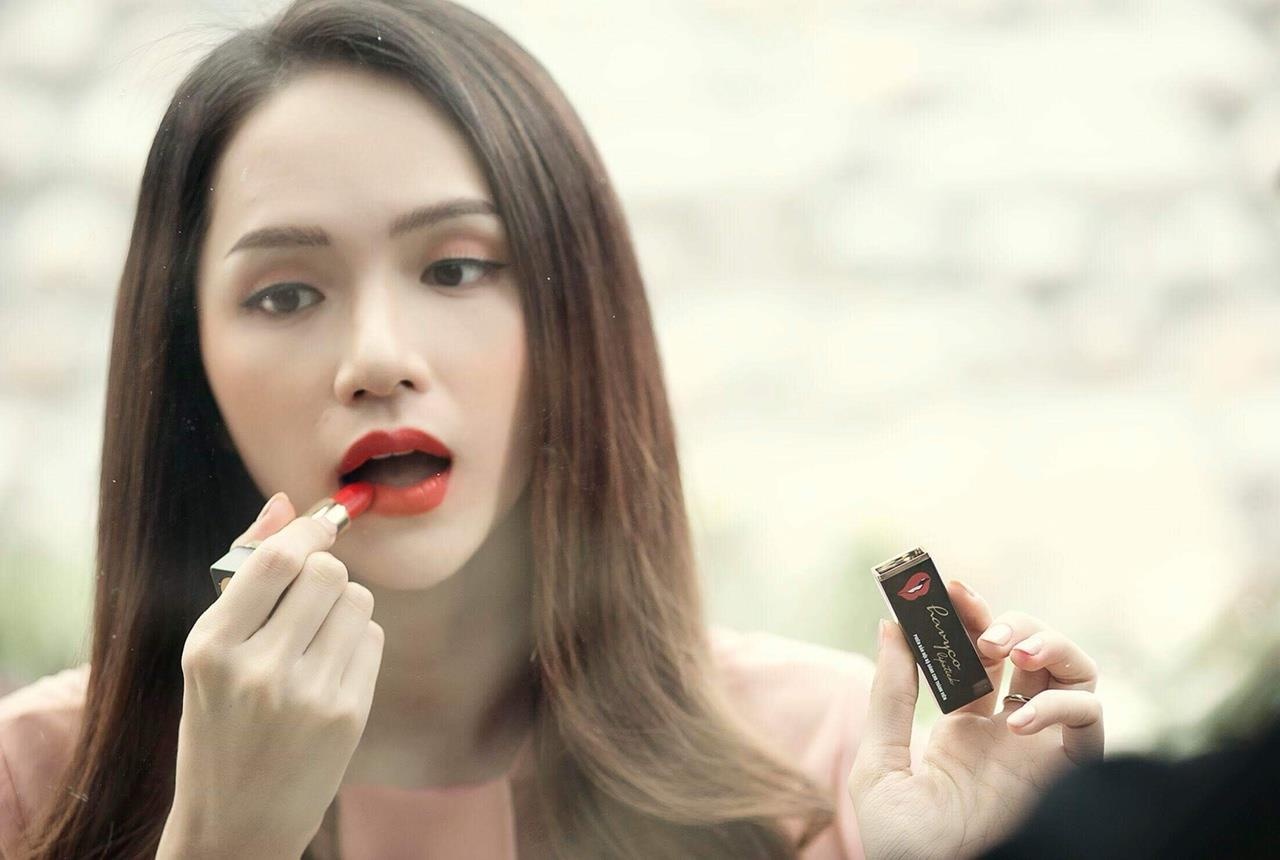 Thoi son trong MV moi cua Huong Giang hut tin do lam dep hinh anh