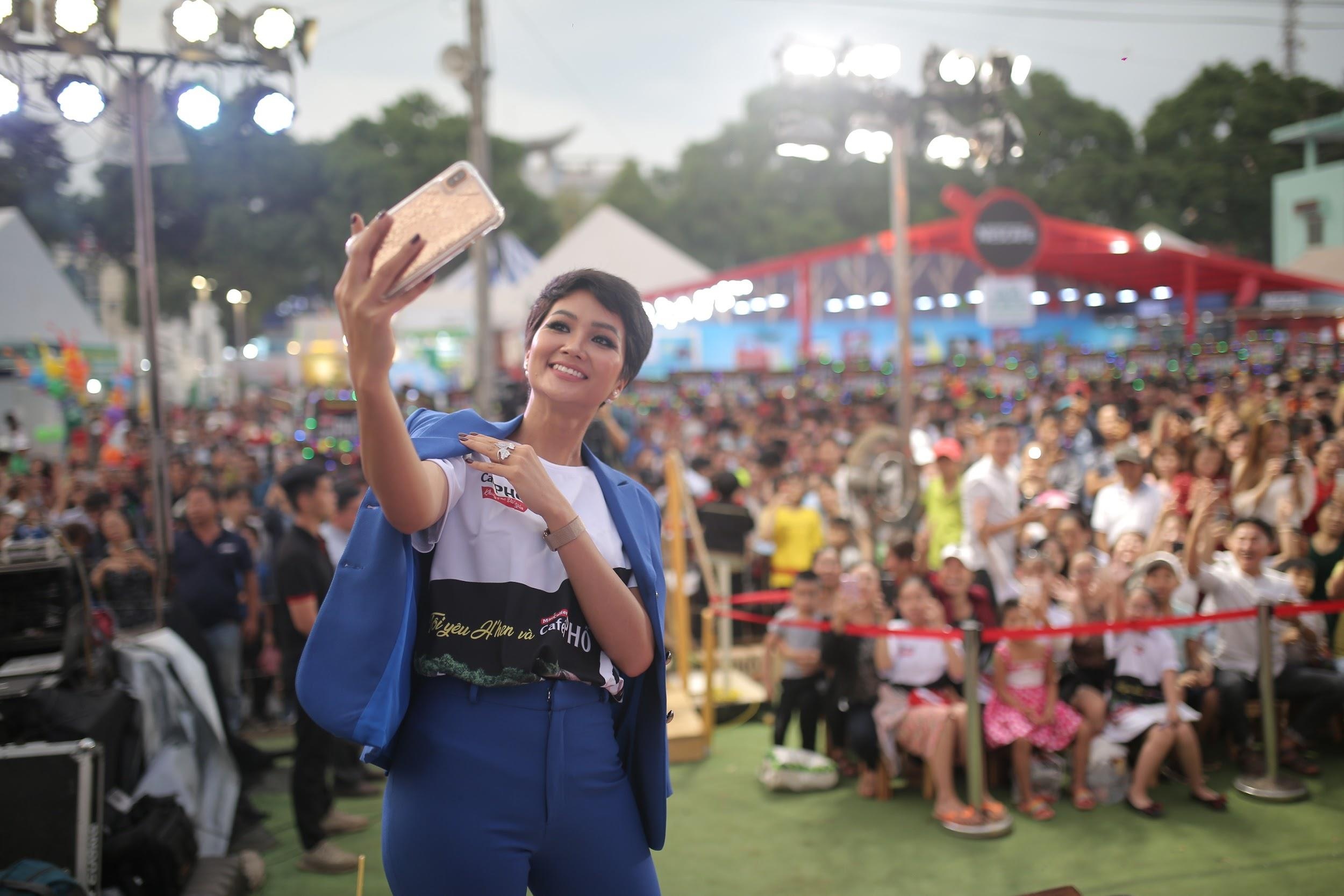 H'Hen Nie dien vest thanh lich, noi bat tai su kien ca phe hinh anh