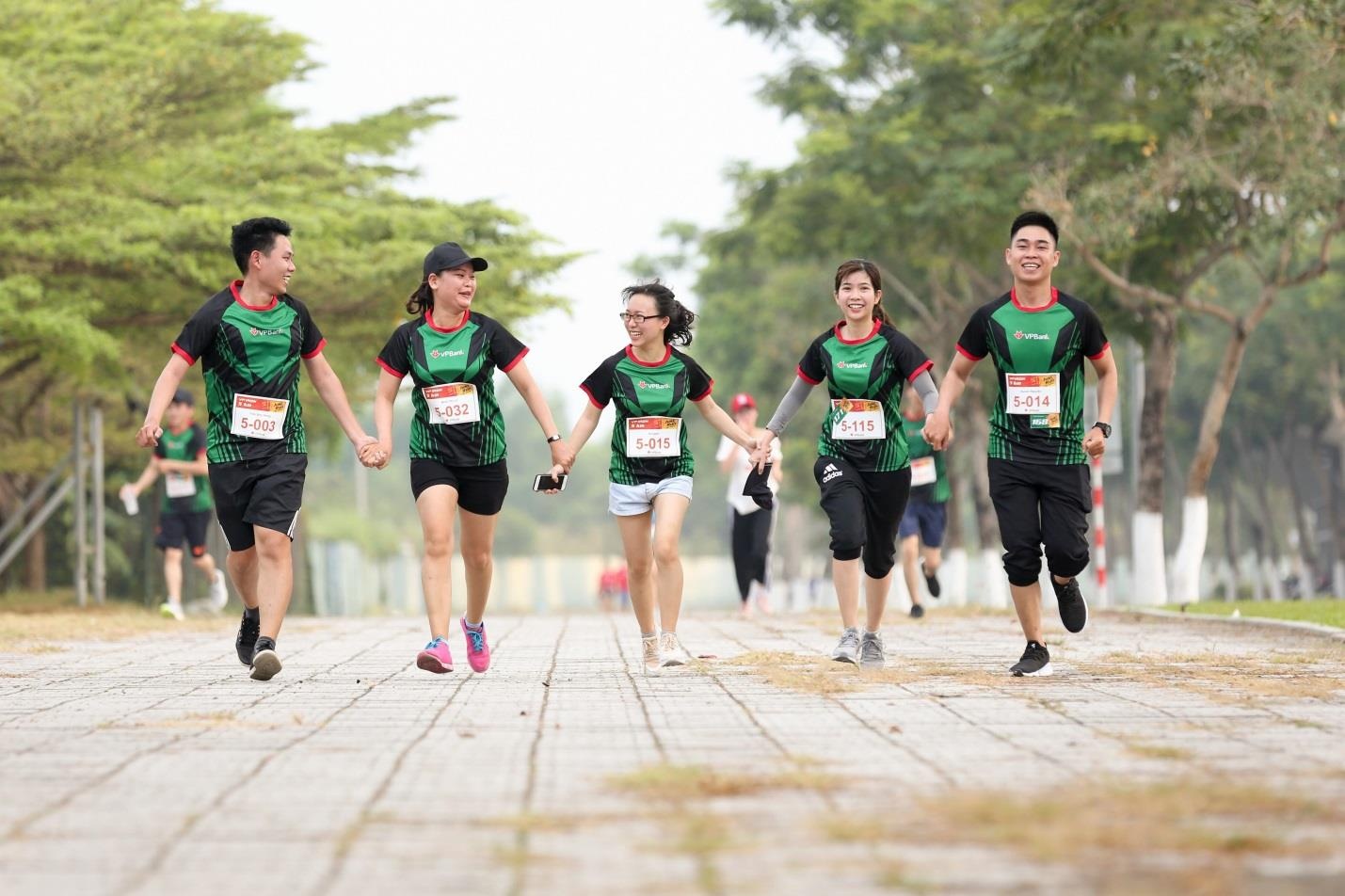 Hang tram nguoi tham gia chay bo doc song Han ngay cuoi tuan hinh anh