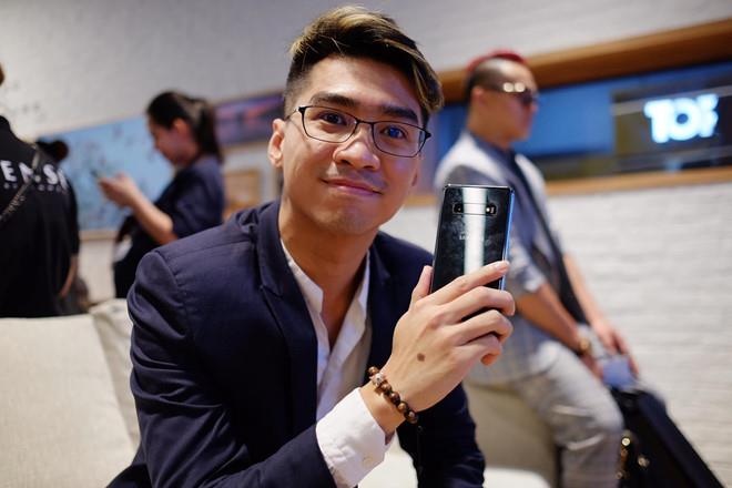 Dong Nhi, PewPew hao hung trai nghiem cong nghe tai Samsung Showcase hinh anh