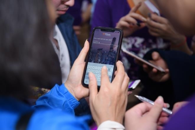 Nho thoi quen thanh toan dien tu, 9X trung tour di My, chau Au hinh anh