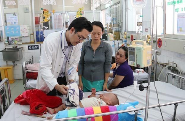 Bac si benh vien Nhi Dong 1 huong dan cach cham tre sot xuat huyet hinh anh