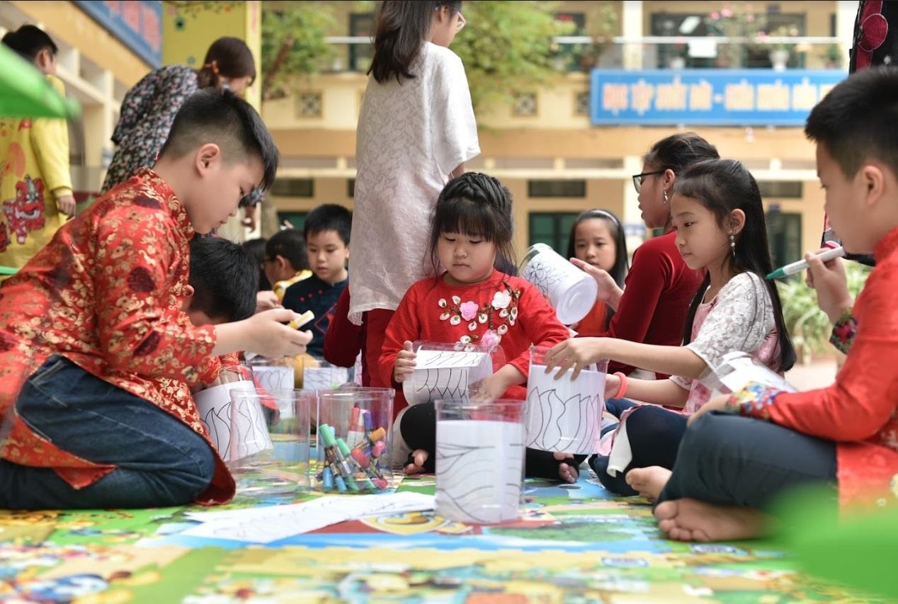 Nguoi Ha Noi to ve 600 chiec lo, tao tac pham 'Vu dieu cau vong' hinh anh