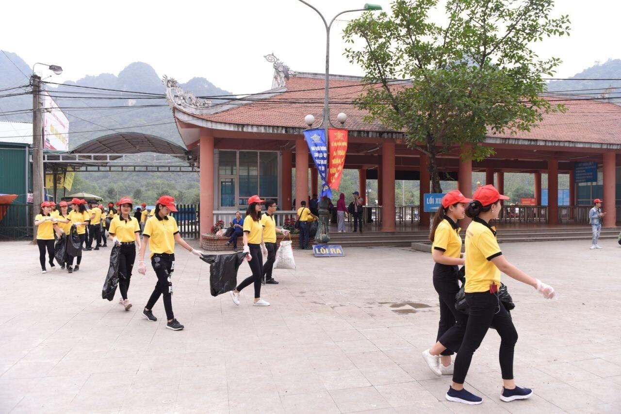 Nhan vien MobiFone chung tay bao ve moi truong tai khu vuc chua Huong hinh anh