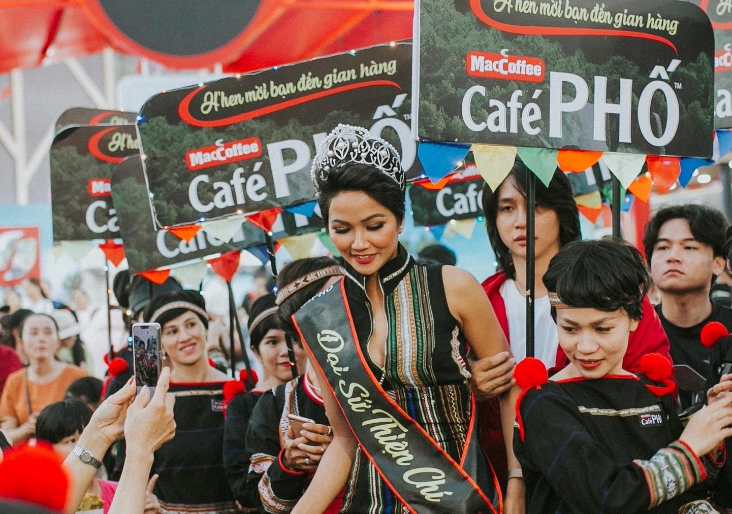 Nhung khoanh khac day sac mau tai Le hoi ca phe Buon Ma Thuot 2019 hinh anh