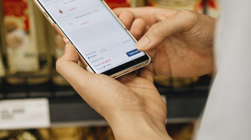 Khach hang hao hung trai nghiem tinh nang thanh thoan nhanh o VinMart hinh anh