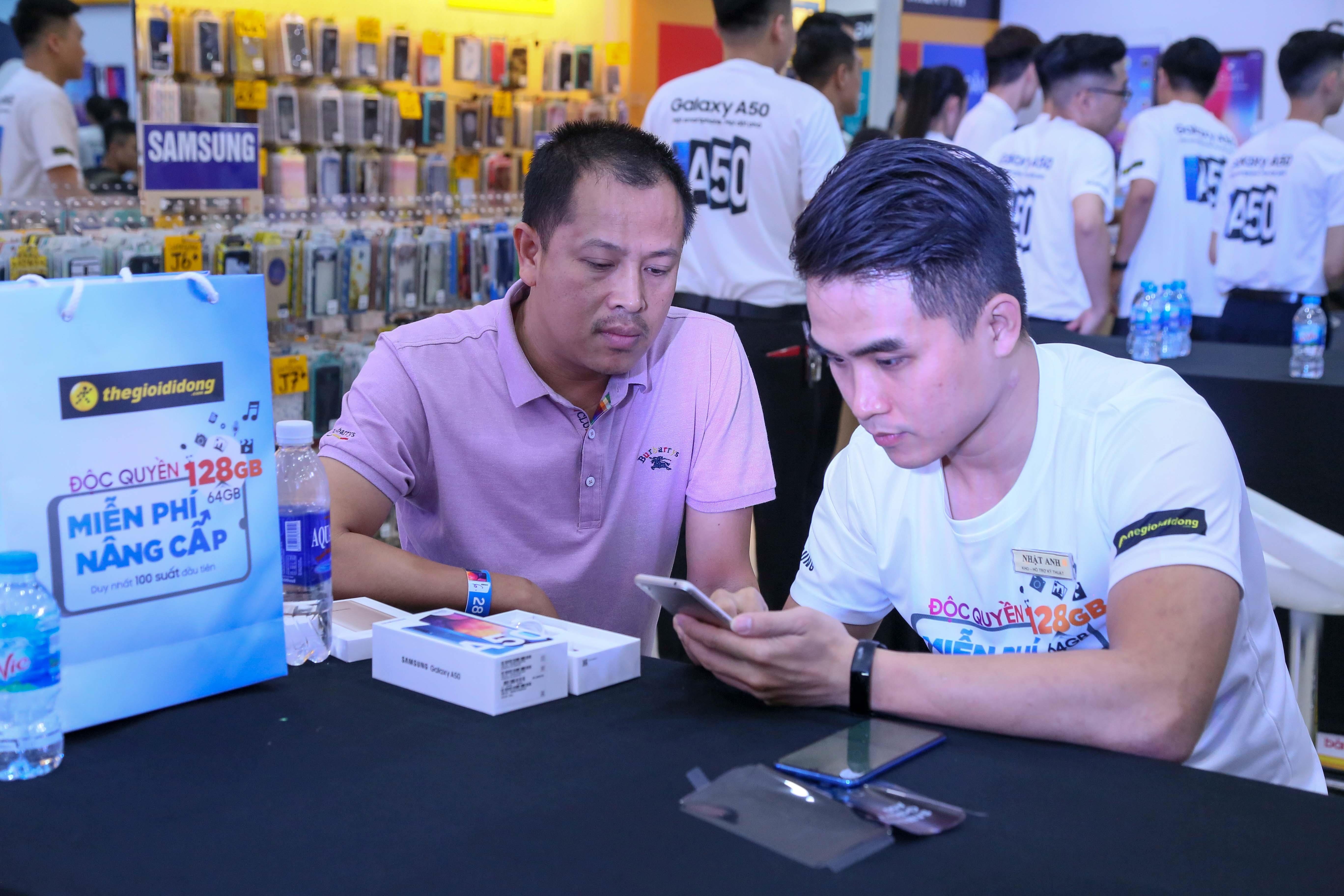 Dai dien TGDD: ‘Gan 29.000 don hang cho Galaxy A50 la con so khung' hinh anh