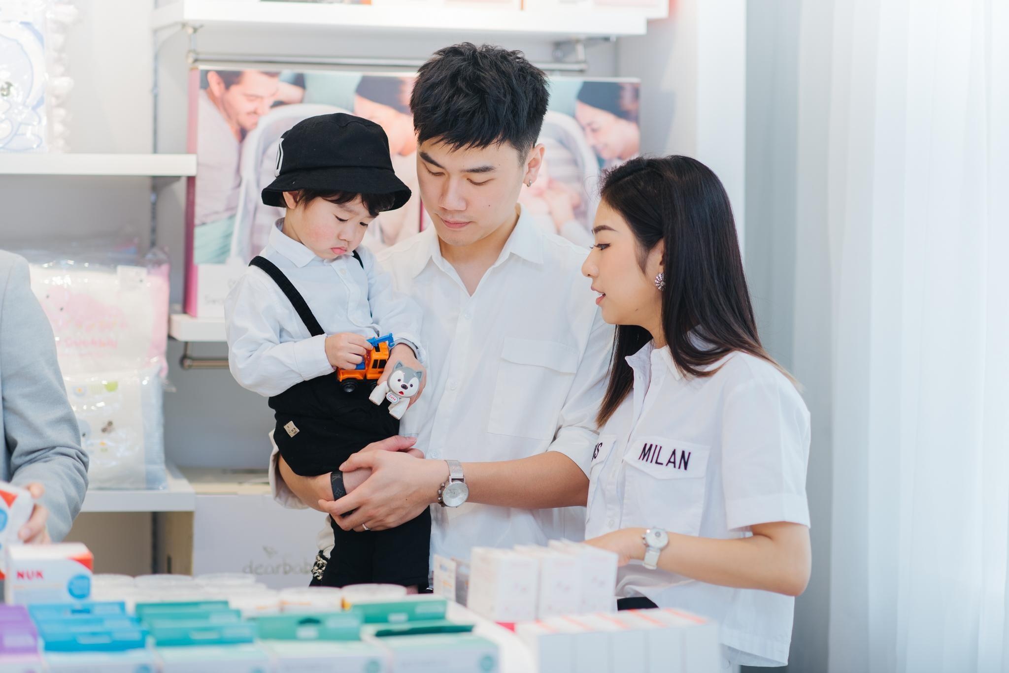 Shop me va be Suri Store chinh phuc khach hang bang tinh yeu hinh anh