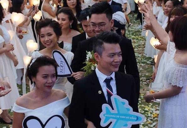 Dam cuoi tap the tren dan sieu xe mui tran tai Da Nang gay to mo hinh anh