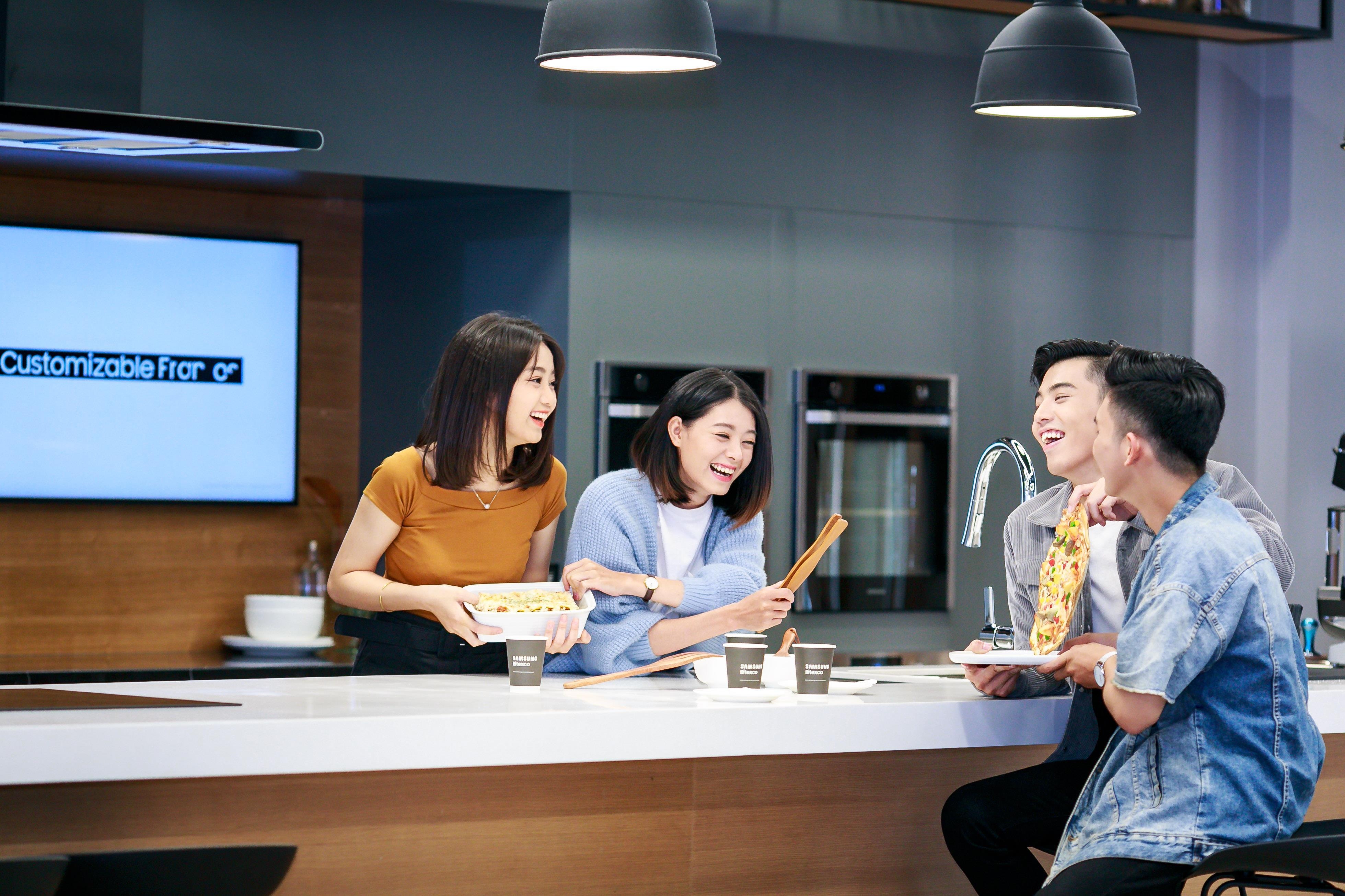 Ben trong trung tam trai nghiem Samsung Showcase dau tien tai chau A hinh anh