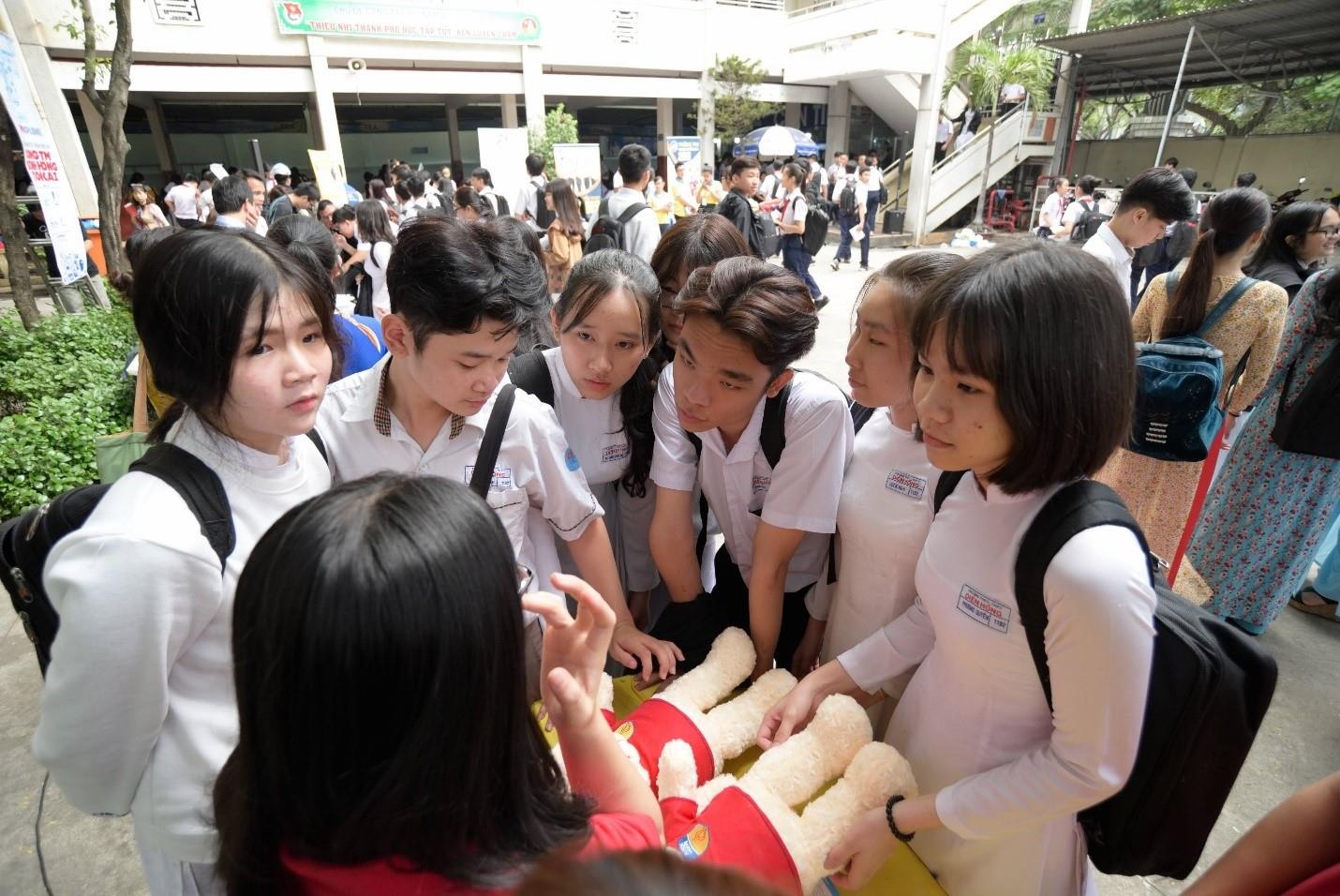 Acer tu van mua thi cho hoc sinh pho thong TP.HCM hinh anh