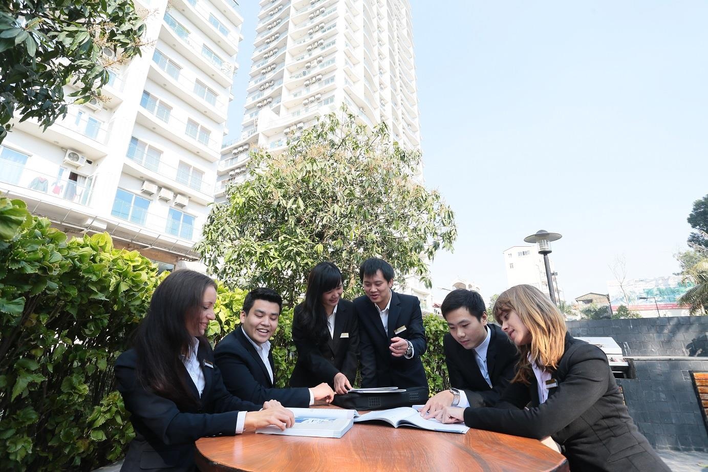 Bi kip du hoc nganh khach san va am thuc tiet kiem hinh anh